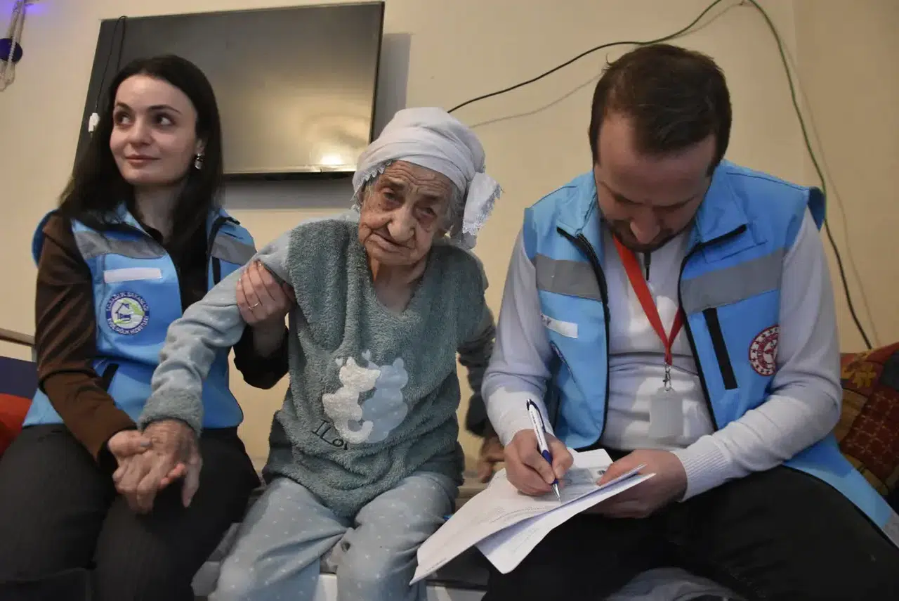 “Bitlis’te 101 Yaşındaki Alzheimer Hastası Evinde Muayene Edildi: Sağlık Ekiplerinden Sıcak Ziyaret”