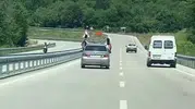 Otomobilin Camından Sarkanlara Ağır Ceza! Tehlikeli Yolculuk Pahalıya Patladı