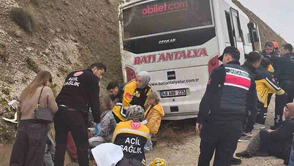 Antalya’da Midibüs Kayalıklara Çarptı: 9 Yaralı!