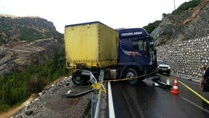 Malatya’da Tır Bariyerlere Çarparak Askıda Kaldı