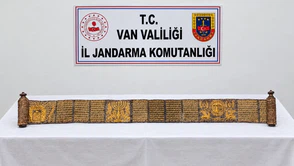 Van’da Tarihi Eser Operasyonu! Altın Yaldızlı Tevrat Ele Geçirildi