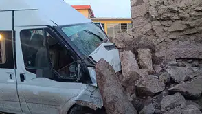 Aksaray’da İşçi Servisi Bahçe Duvarına Çarptı: 2’si Ağır 14 Yaralı