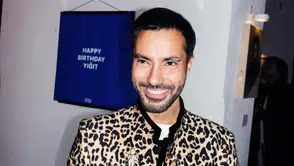 “Dua Lipa’nın Türk Arkadaşı Yiğit Turhan Kimdir? Valentino Direktörü Genç Moda Tasarımcısı”