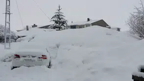 Karlıova’da Kar 2 Metreyi Aştı: Araçlar Kara Gömüldü, Öğrenciler Yollarda Kaldı