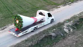 Oto Kurtarıcı Gençten Unutulmaz Evlilik Teklifi: Çiçekler ve İş Makinesiyle “Evet” Yanıtı