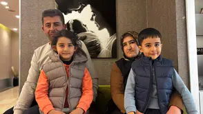 "20 Yıl Sonra Gelen Mucize: Kanserden Kurtulan Anne İkizlerini Kucağına Aldı"