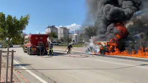 Antalya’da Seyir Halindeki Otomobil Alev Aldı, Sahibi Kedisini Son Anda Kurtardı