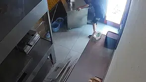 Gözcülük Yapıp İçeri Girdiler! İş Yerindeki Hırsızlık Gündem Oldu