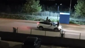 Elazığ’da otomobilin kaputu ve tavanında tehlikeli yolculuk