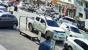 Rize’de banka şubesi önünde silahlı saldırı kamerada