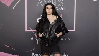 Hazar Ergüçlü’den Ayrılık Sonrası İlk Adım: Takipten Çıkardı, Fotoğrafları Sildi