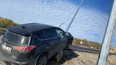 Ankara Elmadağ’da Feci Kaza! Otomobil Direğe Çarptı, 2 Kişi Yaralandı