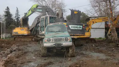 Sakarya’da Fıkra Gibi Olay: Kurtarmaya Gelen İş Makineleri de Battı