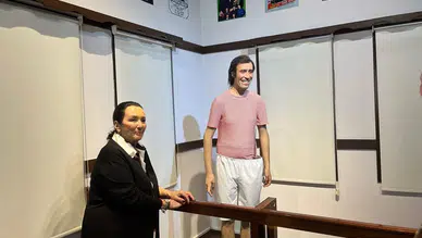 Gül Sunal’dan Duygulandıran Ziyaret: Kemal Sunal’ın Anı Odasında Gözyaşları