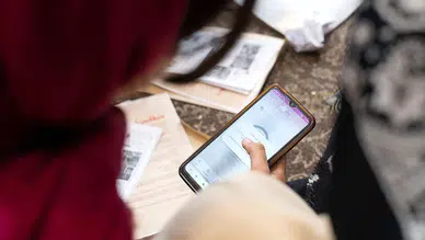 Savaşın Ortasında Bir Telefon Umudu: İranlılar Ailelerine Ulaşmak İçin Servet Harcıyor