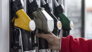 Türkiye’de Akaryakıt Fiyatları Patlıyor: Motorin 70 TL’yi Geçecek, Benzine Dev Zam Geliyor!