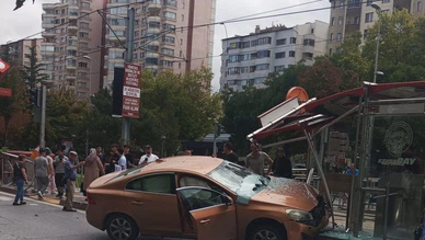 Otomobil tramvay durağına daldı yaşlı kadın yaralandı