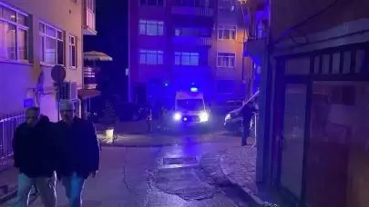 İzmit'te 4 Katlı Binada Çıkan Yangında 2 Kişi Dumandan Etkilendi, Hastaneye Kaldırıldı