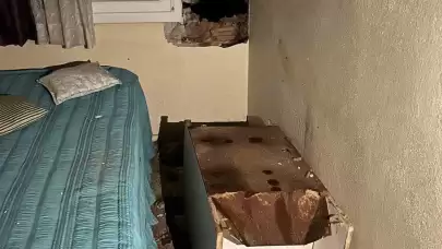 Çeşme'de Yıldırım Düşen Evde Hasar Oluştu, Bölge Sakinleri Korku Dolu Anlar Yaşadı.