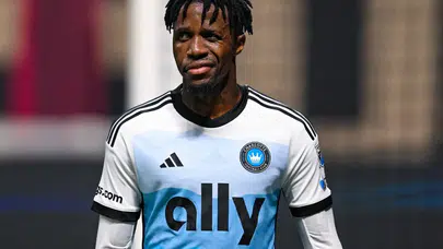 Wilfried Zaha coştu ama sinirlerine hâkim olamadı! Hem gol hem kırmızı kart