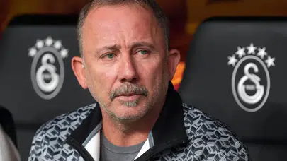 Sergen Yalçın gözyaşlarını zor tuttu! Galatasaray taraftarından anlamlı pankart