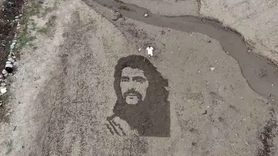 Alanya sahilinde mucize an! İranlı sanatçı Barış Manço’yu kuma çizdi, görenleri duygulandırdı