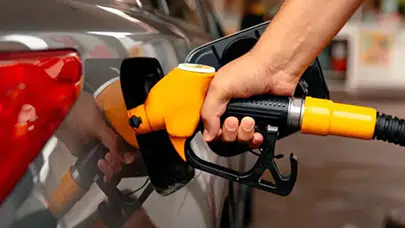 Akaryakıt fiyatlarına gece yarısı sürprizi! Benzin ve motorine çifte indirim geldi