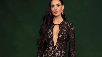 Demi Moore’dan Kırmızı Halıda Şıklık Şovu! 63. Yaş Günü Galasında Göz Kamaştırdı