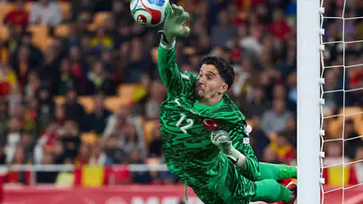 Manchester United’dan Şaşırtan Karar! Altay Bayındır da Satış Listesinde