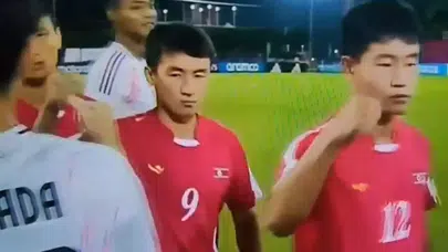 Kuzey Kore - Japonya maçında tokalaşmadılar! Yumruk selamı sosyal medyada olay oldu