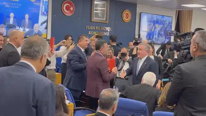 Siyasette VAR Polemiği: CHP Kırmızı Kart Gösterdi, Bakan Geri Adım Atmadı!