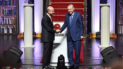 Babasıyla sahnede tokalaştı, sonra elini öptü! Bilal Erdoğan’dan duygusal anlar