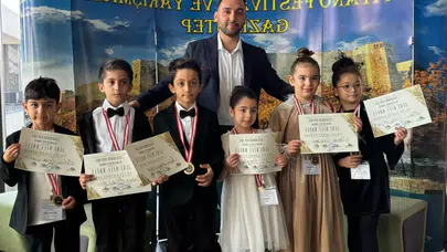 “Altın Nota’da Üçlü Zafer: Melih Koray Özdemir ve Öğrencileri Sahneyi Aydınlattı”