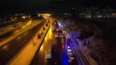 Ankara Çevre Yolu'nda Otomobilin Tıra Çarpması Sonucu 1 Kişi Hayatını Kaybetti