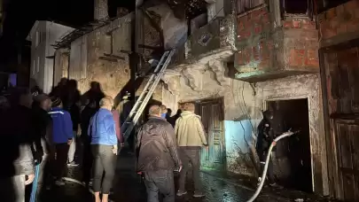Fethiye'de İki Katlı Ev Alevlere Teslim Oldu, Saffet G. Kurtarıldı!