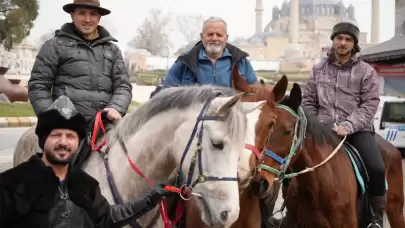 At sırtında İspanya'dan hacca gidiyorlar