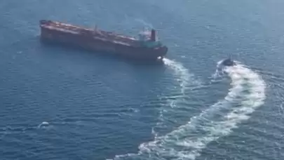 İstanbul Beylikdüzü'nde Petrol Tankerine Konteyner Gemisi Çarptı: Denize Kirli Su Boşaldı