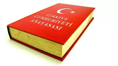 Bu Yaz Sahillerin Favori Kitabı Yeni Anayasa