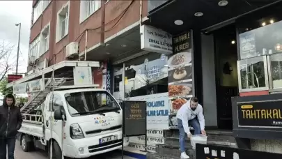 Sultangazi'de Rüzgarın Etkisiyle Kamyonetten Düşen İşçi Hayatını Kaybetti