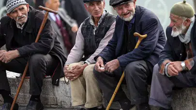 Maaşını faiziyle geri ödeyebilir! Emeklilere kötü haber SGK’dan geldi