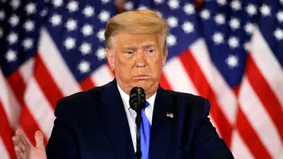 Trump’ın Bacaklarındaki Şişlik ve Elindeki Morluklar Merak Konusuydu! Gerçek Ortaya Çıktı