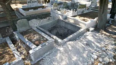 Kemikler Ortalığa Saçıldı! Arnavutköy’de Definecilerin Kazdığı Mezarlık Mahalleliyi Ayağa Kaldırdı