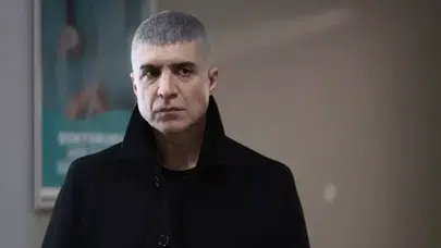 Özcan Deniz Sahnedeki Sözleriyle Ailesine Sitem Etti: “İnsan En Çok En Yakınıyla Sınanır”