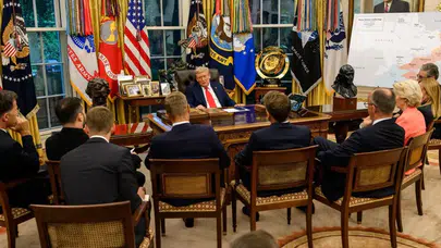 Oval Ofis'te olay yaratan kare! Trump, Avrupa liderlerini yan yana dizdi: “Dünyaya kimin patron olduğunu gösteriyor”