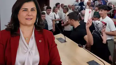 Aydın Belediye Binasında Kartlar Yere Atıldı! Özlem Çerçioğlu Krizi Büyüyor