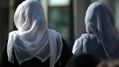 KKTC'de Başörtüsü Krizi! Mahkeme Tüzüğü İptal Etti, Ortalık Karıştı