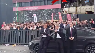 CHP İstanbul İl Başkanlığı Önünde Gerginlik Tırmandı! Yeni Bariyerler, Arbede ve Sloganlar Geceye Damga Vurdu