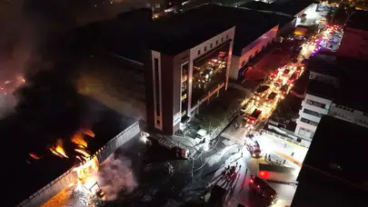 Başakşehir’de korkutan yangın: Patlamalar sokaktan duyuldu, araçlar kül oldu