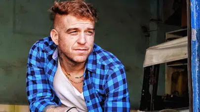 Gökhan Özoğuz Kimdir? Kaç Yaşında, Nereli, Boyu ve Kilosu Ne Kadar? Athena Solistinin Hayatı ve Kariyeri