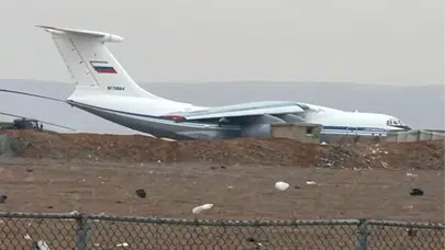 Suriye’de Rus güçleri çekiliyor mu? Esad sonrası ilk hamle! Rus uçağı Kamışlı’ya indi, gözler Moskova’da